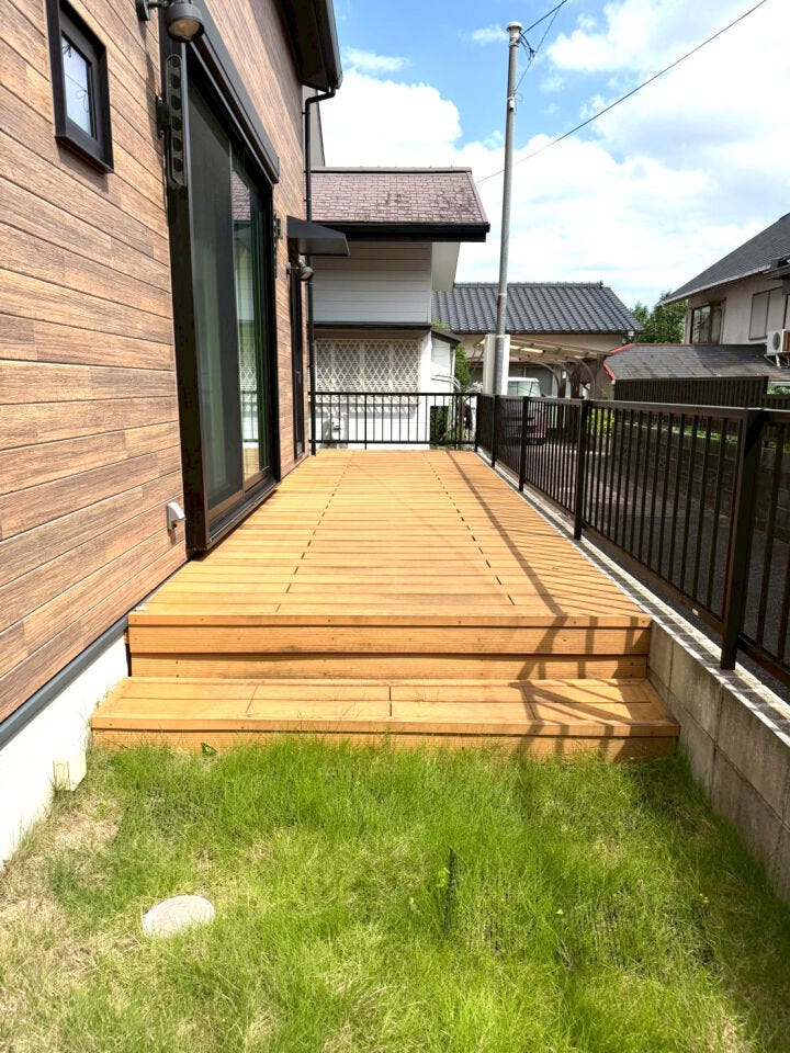 南庭にはウッドデッキ♪芝のお手入れもキレイにされています♪