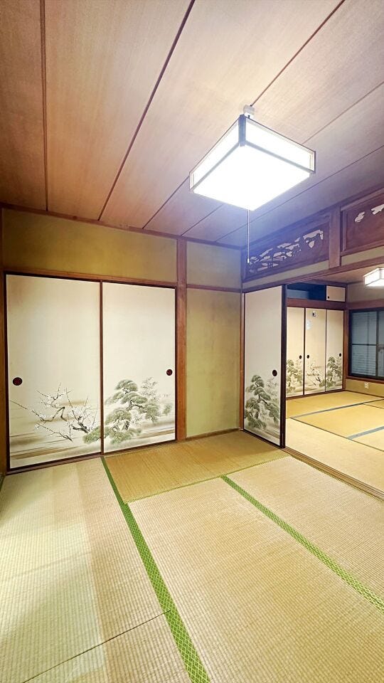 落ち着きのある雰囲気と畳の心地よさが特徴の寛ぎの空間です。