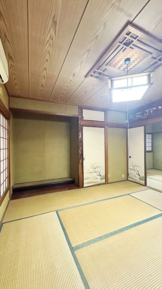 落ち着きのある雰囲気と畳の心地よさが特徴の寛ぎの空間です。