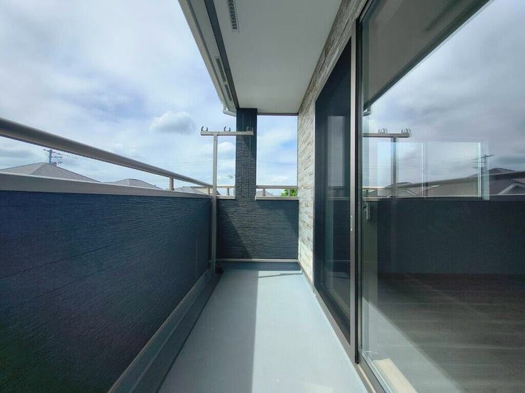 【Balcony】日当たりの良いバルコニーはお洗濯物がしっかり乾きやすく、毎日の家事にも重宝します。