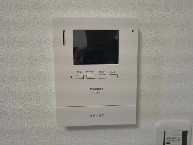 【Facilities】来訪者を確認できるモニター付きインターホンで、防犯面も安心です。
