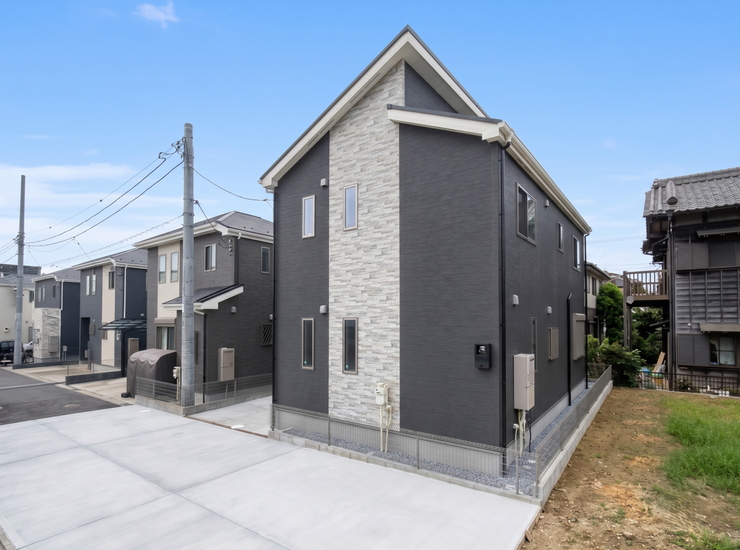 【Exterior】ゆとりのある駐車スペース付きで、車の出し入れもスムーズに行えます。