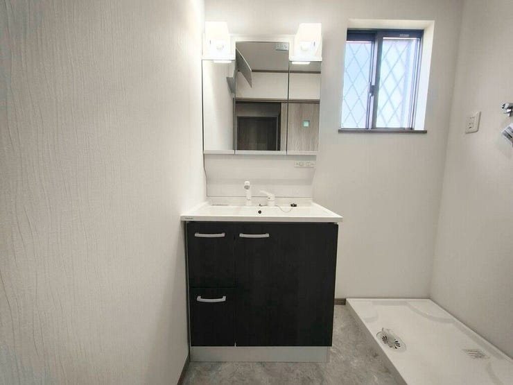 【Washroom】毎朝の準備がスムーズに。広めの洗面台と収納が使いやすい洗面所です。