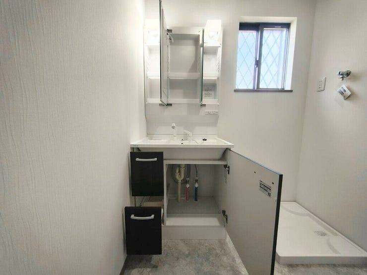 【Washroom】すっきりとしたデザインで、毎日の生活が快適に。収納も豊富な洗面所です。