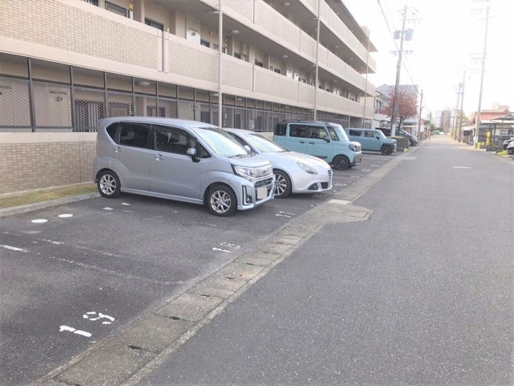 平面駐車場で停めやすいです