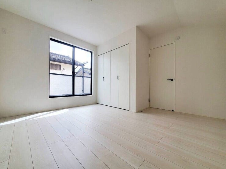 【Bedroom】ベッドとデスクを置いてもゆとりのある、使い勝手の良い広さの洋室です。