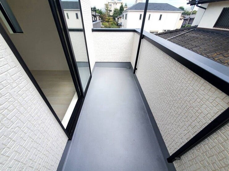 【Balcony】日当たりの良いバルコニーはお洗濯物がしっかり乾きやすく、毎日の家事にも重宝します。