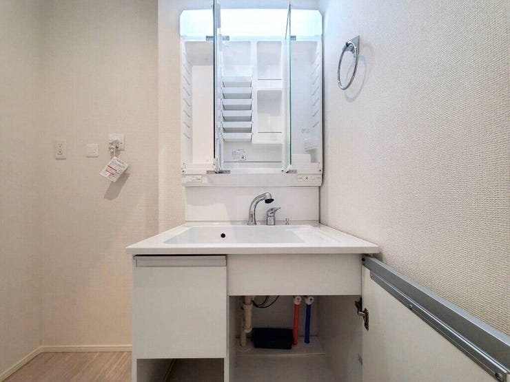 【Washroom】すっきりとしたデザインで、毎日の生活が快適に。収納も豊富な洗面所です。