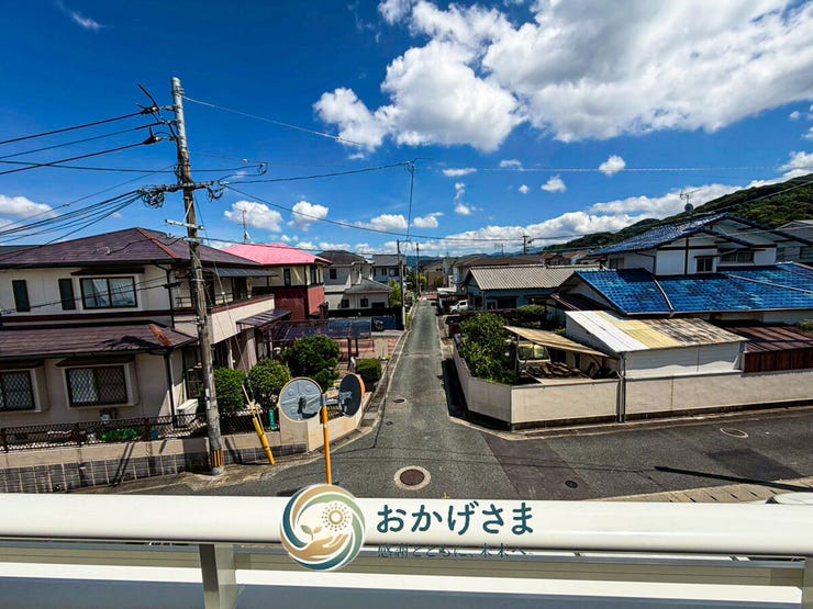 【眺望】
バルコニーからの眺望。青空と白い雲が広がり、閑静な住宅街を一望できます。日当たりも良く解放感があります。