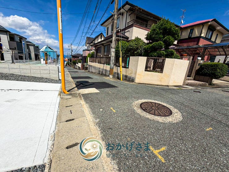 【前面道路】
青空が心地よく広がる開放的な前面道路。閑静な住宅街に位置しており、落ち着いた住環境が魅力です。