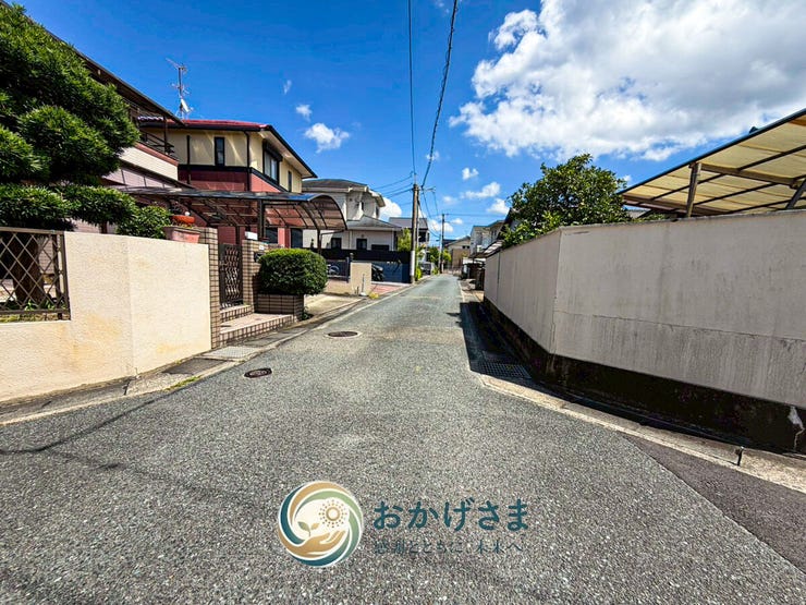 【前面道路】
高台からの見通しが良い、すっきりとした前面道路。交通量も少なく、小さなお子様がいるご家庭も安心です。