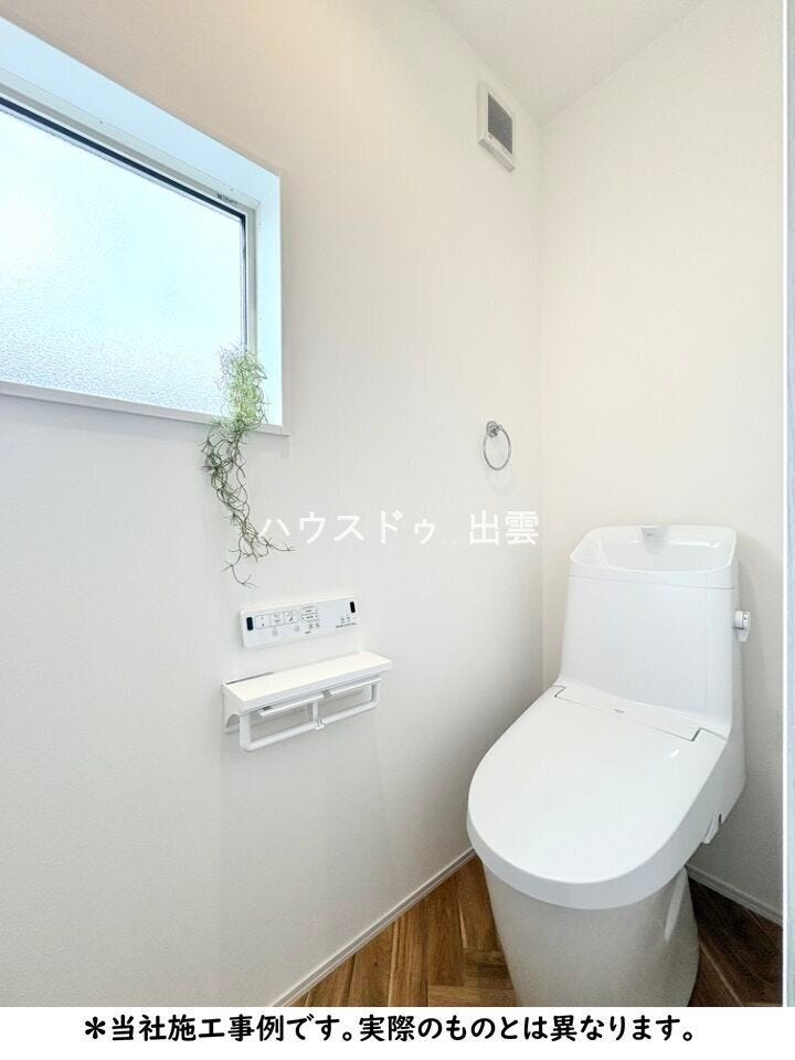 お掃除しやすくキレイ長続き。節水タイプのトイレです。便座は継ぎ目なしの裏面防汚素材、便器はフチレス形状で、イヤなトイレ掃除もラクにできます。