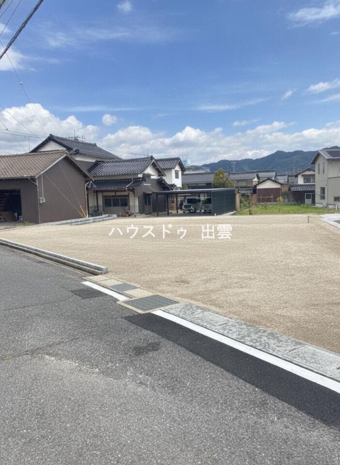 施工前現況写真です。周辺は住宅地の新規分譲地内の角地物件です。南側前面道路からの外観写真です。