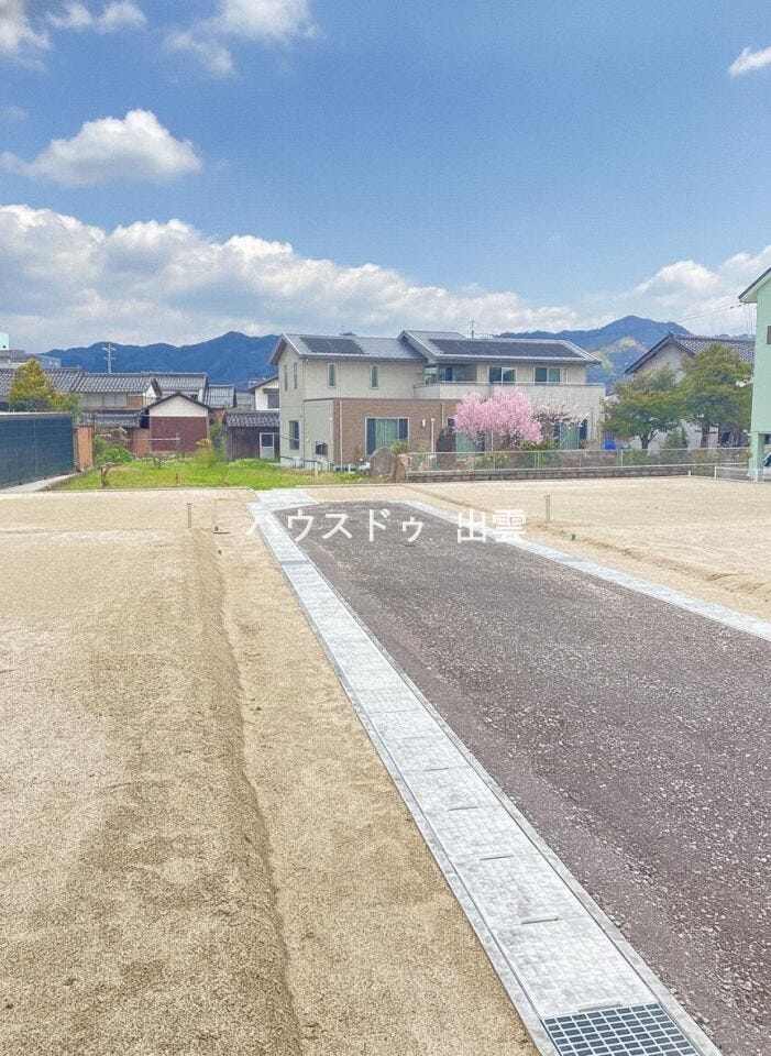 東側前面道路(位置指定道路)部分の幅員は約4.5mです。4区画分譲地を購入された方の共有地となります。