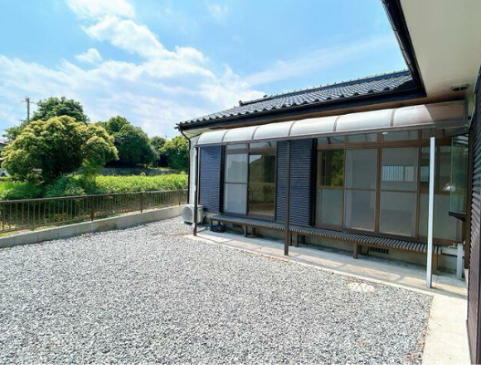 お庭は除草シートを敷き砕石を敷き詰めました。