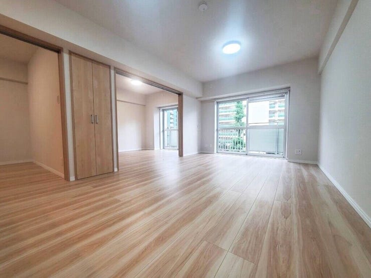 【Living】広々としたリビングは、大きな窓から自然光が差し込む温かな空間です。