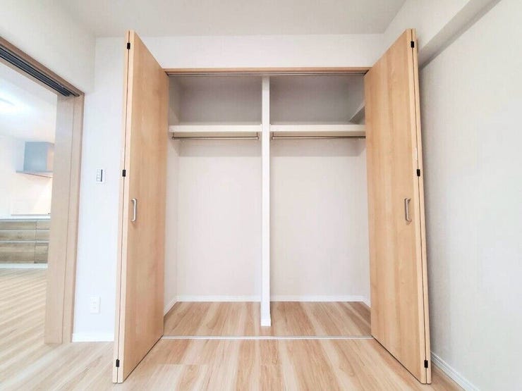 【Bedroom】クローゼット完備で収納力◎。家具の配置もしやすい機能的な洋室です。