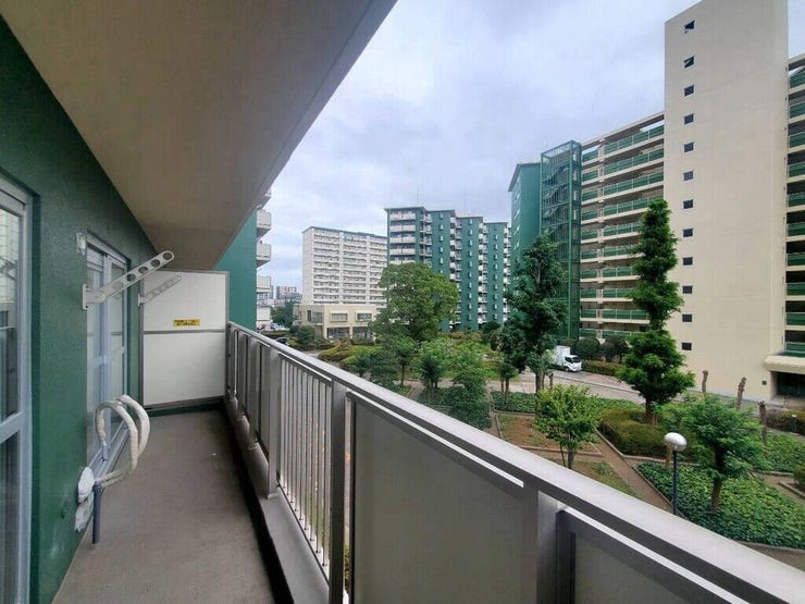 【Balcony】日当たりの良いバルコニーはお洗濯物がしっかり乾きやすく、毎日の家事にも重宝します。