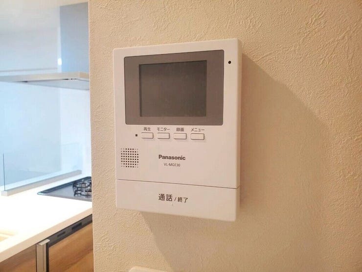 【Facilities】来訪者を確認できるモニター付きインターホンで、防犯面も安心です。