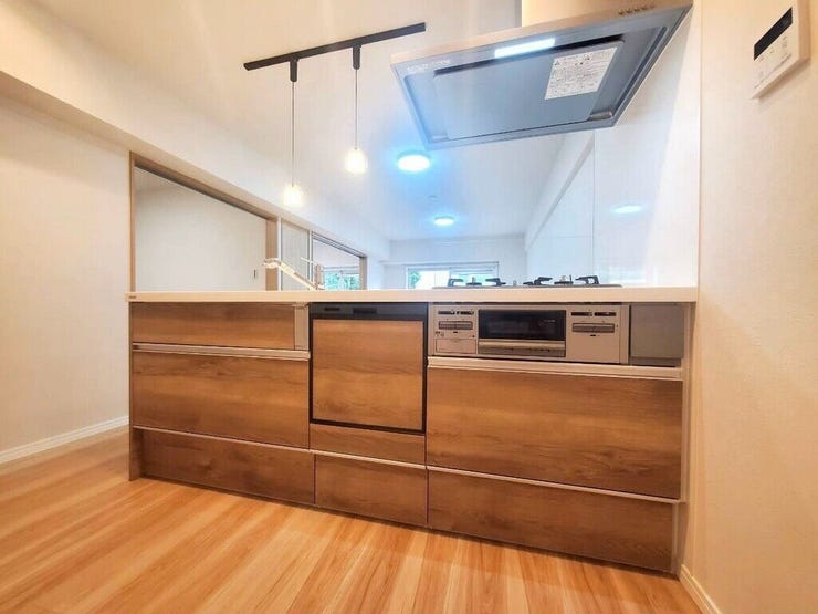 【kitchen】効率よく使える広々キッチン。収納力も高く、料理の時間がスムーズに。