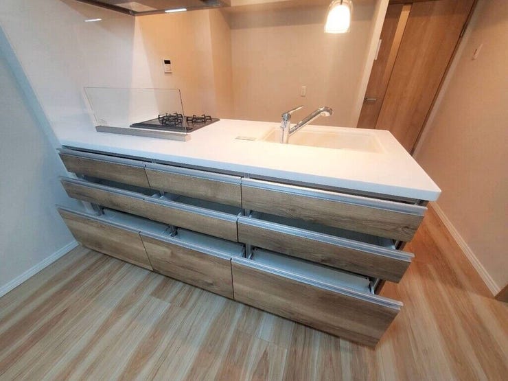 【kitchen】大きなカウンターと十分な収納で、日々の料理が快適に進みます。