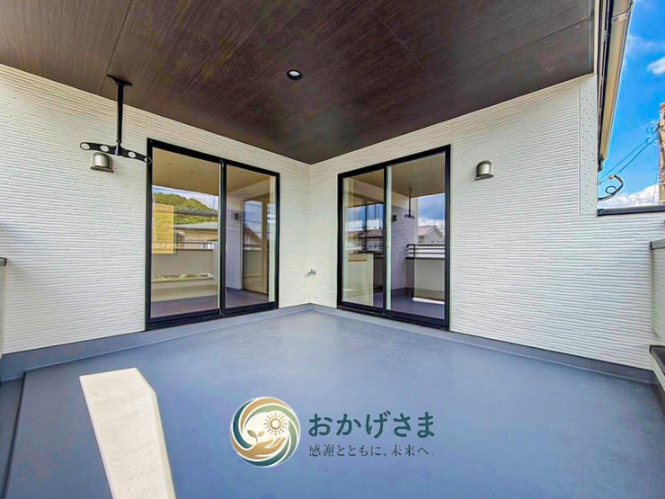 【バルコニー】
屋根付きで急な雨でも安心なインナーバルコニー。広々としたスペースで、お洗濯物干しはもちろんプライベートテラスとしても楽しめます。