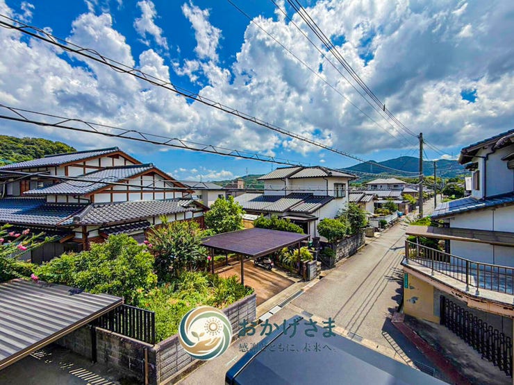 【眺望】
2階からの眺望。周囲は緑豊かで落ち着いた住宅街が広がり、青空を仰ぐ心地よい景色が楽しめます。