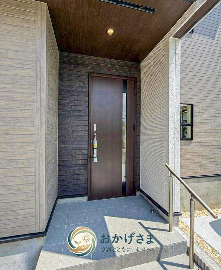 【玄関】
木目調のドアとアクセントウォールが洗練された印象を与える玄関ポーチ。雨の日にも濡れにくい庇(ひさし)と手すり付きで安心です。
