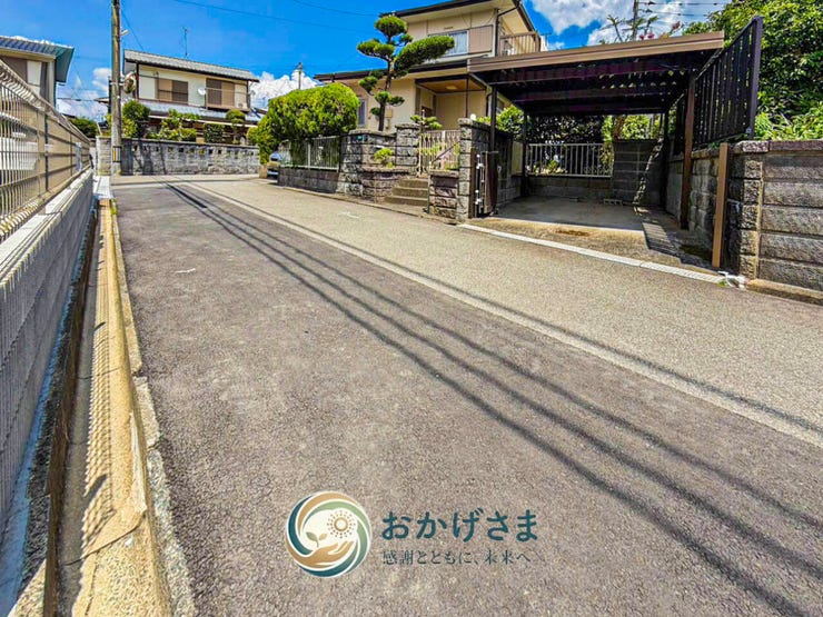【前面道路】
敷地に接する前面道路。舗装されており、お車の出し入れや日々の往来もスムーズに行えます。