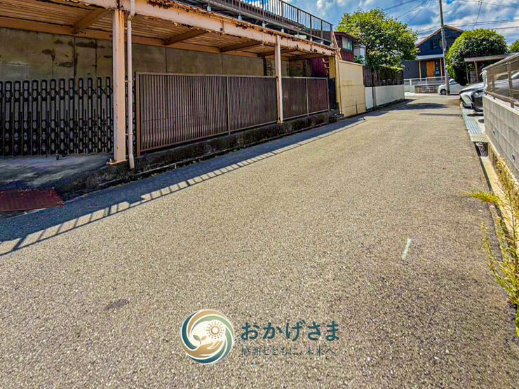 【前面道路】
周辺の道路環境。交通量が少なく静かな住環境で、お子様やご家族の歩行も安心です。