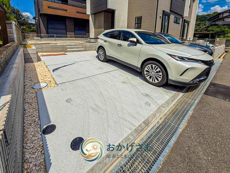 【駐車場】
お車をゆったり駐車できるカースペース。前面道路からの出入りもしやすく、日々の駐車もスムーズです。