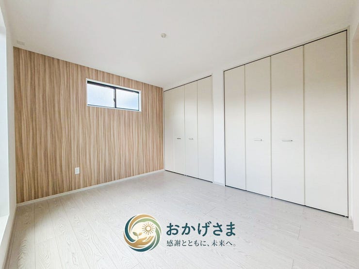 【洋室】
木目調のアクセントクロスがおしゃれな洋室。大容量のクローゼット付きで、部屋をすっきり保てます。