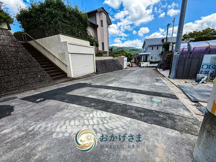 【前面道路】
前面道路は車通りが少なく、小さなお子様がいるご家庭も安心。静かな住環境が魅力です。