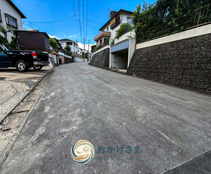 【前面道路】
周辺は整備された住宅街。近隣には駐車スペースもあり、来客時にも便利です。