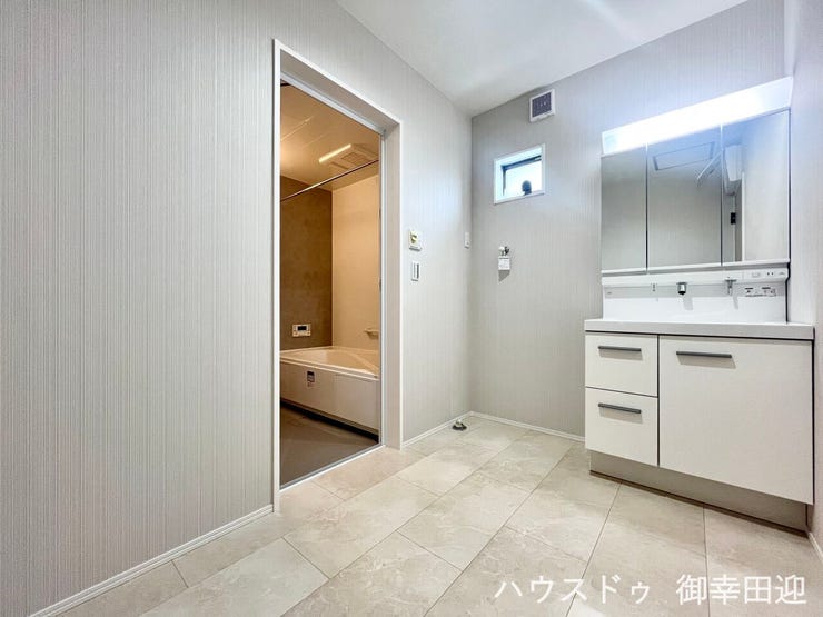 ■清々しいリフレッシュ空間■自分を磨き、気持ちを切り替える。心地よい光が差し込むプライベートスペース。
