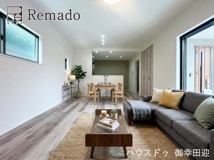 【リビング】
■家族の笑顔が集う中心地■お気に入りの家具を迎え、窓からは心地の良い光が差し込みます。※CGで家具を配置しています。