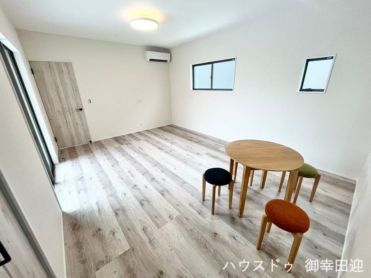■安らぎと笑顔の中心地■陽光が優しく降り注ぎ、会話が自然と弾む。ここでは、毎日が特別な時間へと変わります。