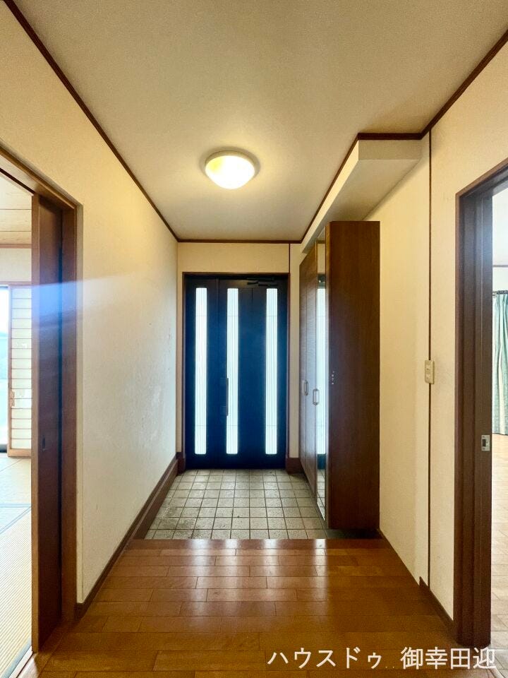 ■「ただいま」の安堵をくれる場所■訪れる人を迎え入れ、帰るたびにホッと一息つける、明るく機能的なエントランス。