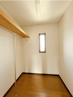 2階ウォークインクローゼット たっぷりの収納力を備えたウォークインクローゼットがあると便利ですね