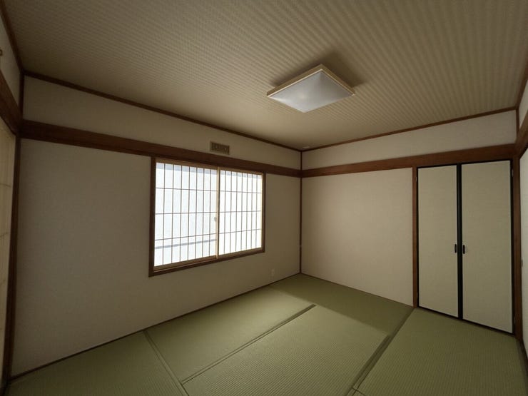 1階和室はリビングと廊下の2方向から入れます。障子新設、畳表替え、襖張替え、壁和風クロス張り、照明交換を行いました。