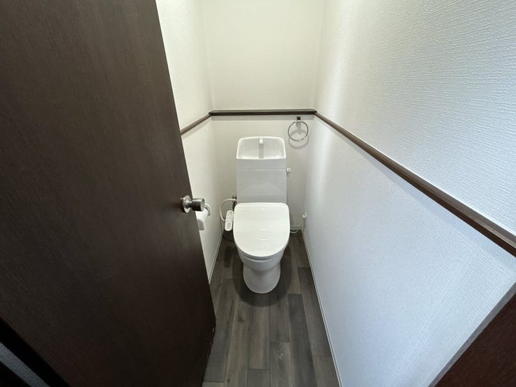 トイレはジャニス製の温水洗浄機能付きに交換済みです。キズや汚れが付きにくい加工が施してあるのでお手入れが簡単です。