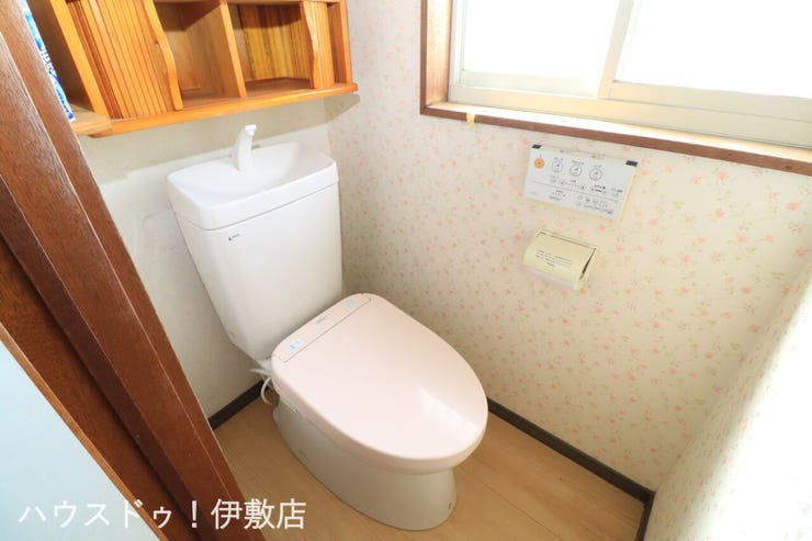 【トイレ】
快適な温水洗浄便座を標準装備。便利な壁掛けリモコン付きで、操作もスムーズに行えます。