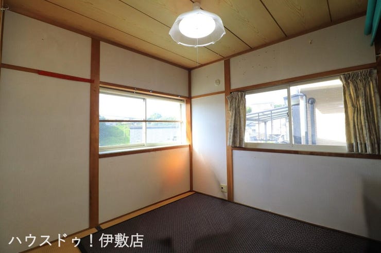 【2F和室4.5帖】
二面に窓があるため一日中安定した明るさが保てます。腰高窓なので家具の配置もしやすく模様替えも楽しめそうです。