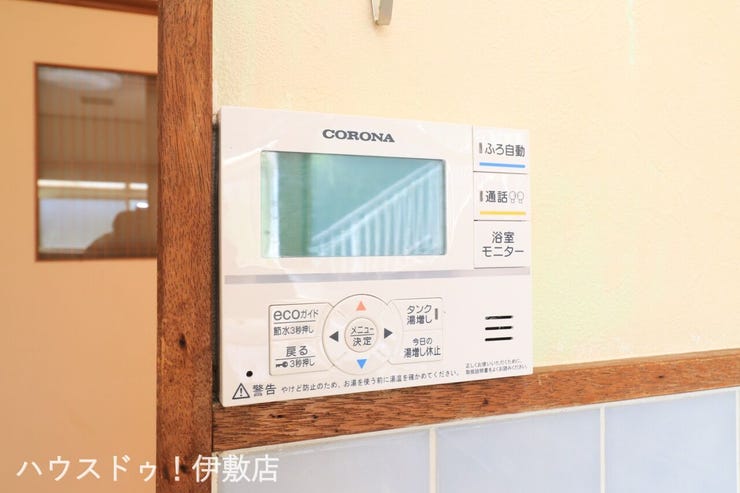【給湯器リモコン】
オートバス機能付きで、スイッチ一つでお湯が沸きます