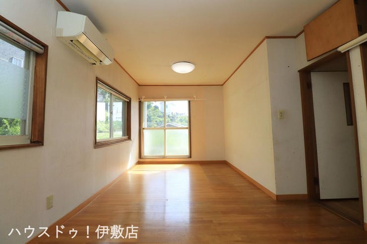 【2F洋室11.5帖】
3方向に窓があり、一日を通して自然光が入りやすい洋室
※AIによる家具消し済