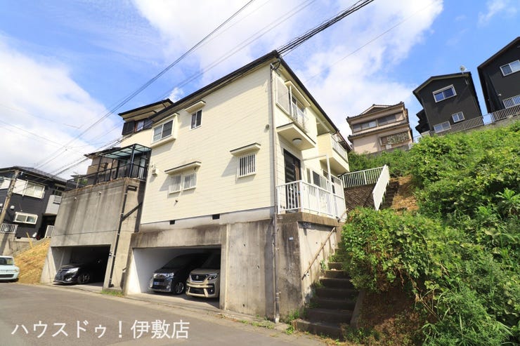 【外観】
【外観写真】
・太陽光、蓄電池付き!
・庭付の中古戸建
・行き止まり道路で交通量少なめです