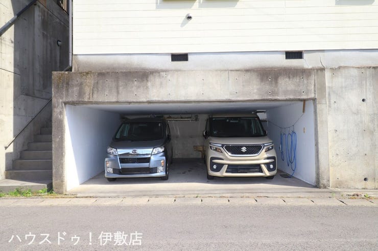 【駐車場】
堀車庫2台付!雨から車を守れます