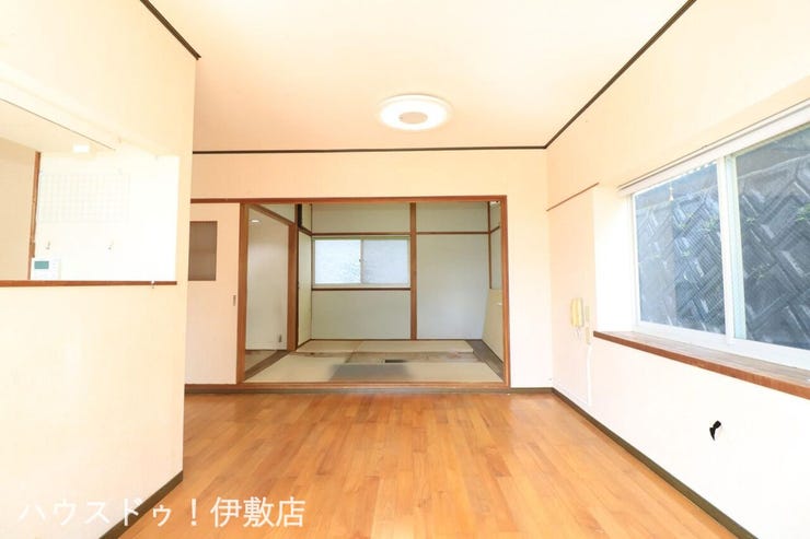 【リビング】
リビング13.75帖と和室4.5帖の合わせて18.25帖の広々空間
※AIによる家具消し済