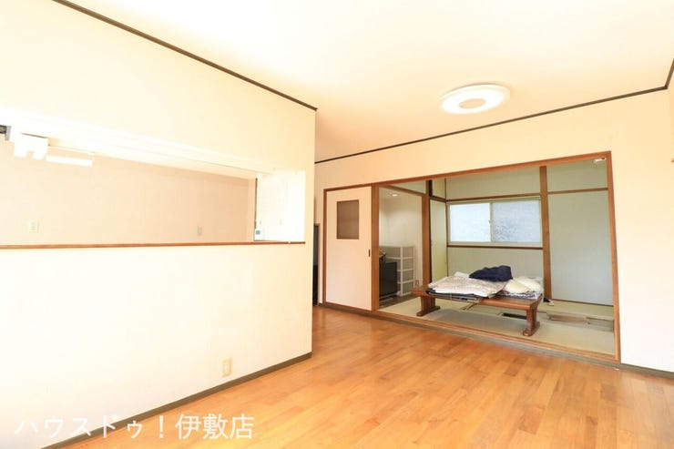【リビング】
白を基調とした室内で清潔感と開放感があります。
※AIによる家具消し済