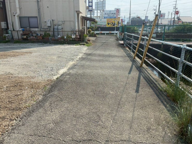 前面道路です